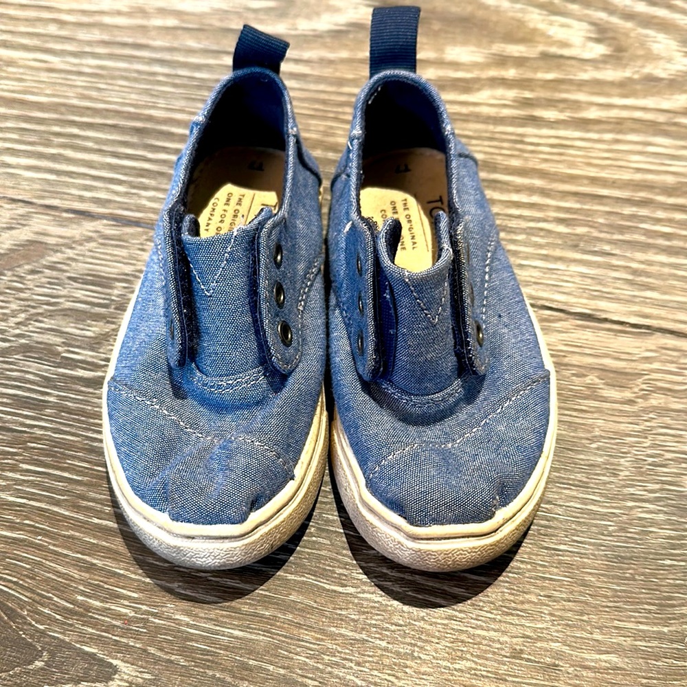 TOMS toddler size 7 blue chambray/denim shoes. Gently worn.